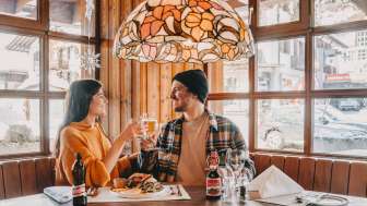 Visita a un restaurante con menú de hamburguesas