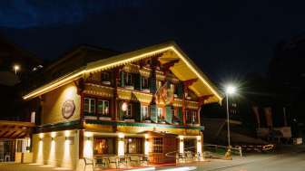 Vista exterior nocturna