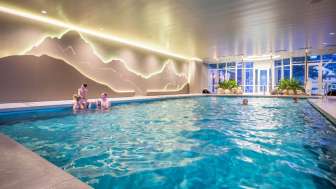 Familia en la piscina