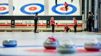 La piedra de curling se empuja